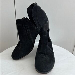 Vince Camuto Black Ankle Boots Sleek Suede Texture